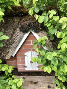 Vogelhaus in der Hecke